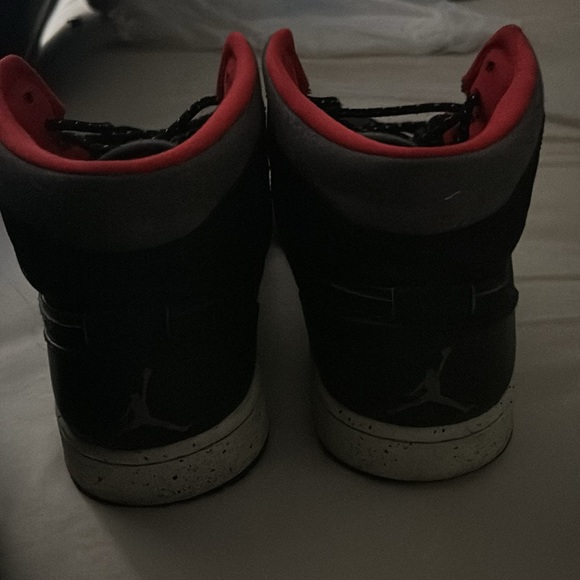 Jordan 1 OFFERS ACCEPTED size 10 men only wore once - Picture 2 of 3